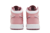 Vista superior do Jordan Nike Air Jordan 1 Mid GS Valentine's Day (2023) mostrando abertura, lingueta e cadarços