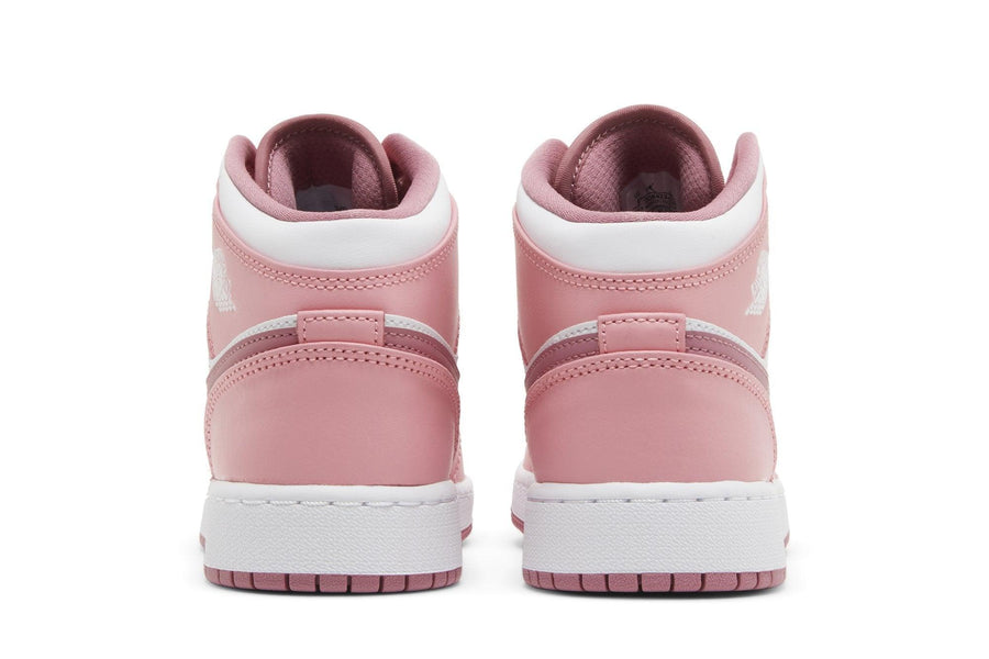 Vista superior do Jordan Nike Air Jordan 1 Mid GS Valentine's Day (2023) mostrando abertura, lingueta e cadarços