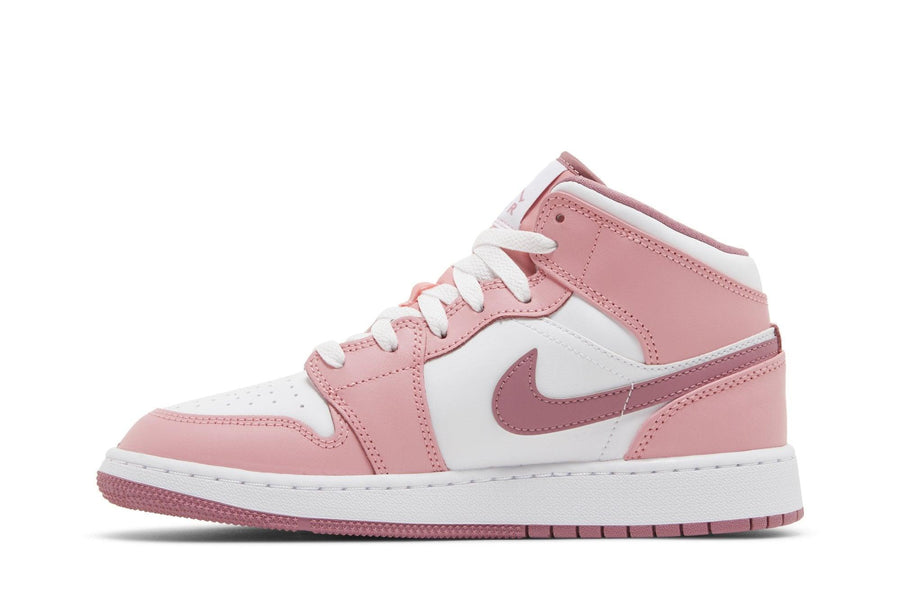 Vista lateral do Jordan Nike Air Jordan 1 Mid GS Valentine's Day (2023) mostrando design do cabedal e logo da marca