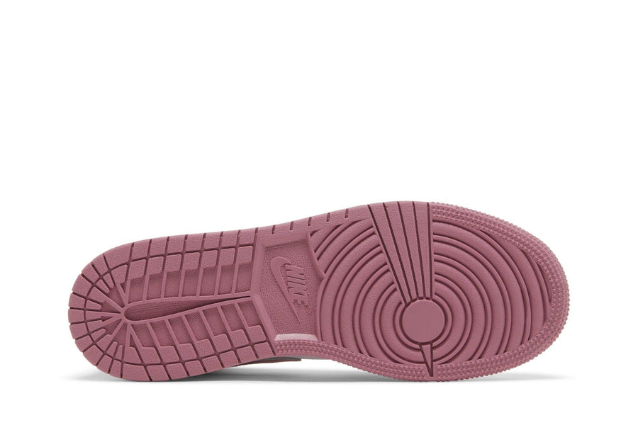 Vista traseira do Jordan Nike Air Jordan 1 Mid GS Valentine's Day (2023) mostrando calcanheira e detalhes do solado