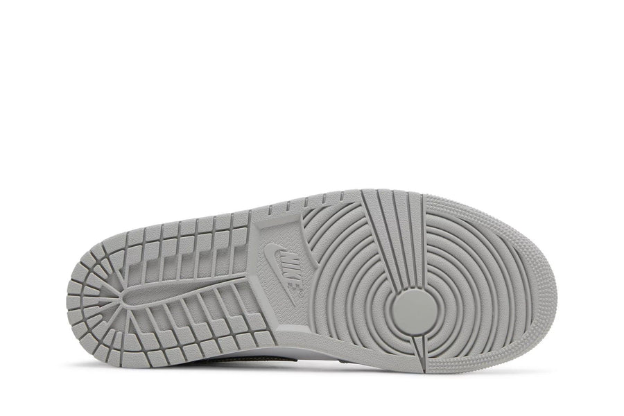 Vista traseira do Jordan Nike Air Jordan 1 Mid Light Smoke Grey mostrando calcanheira e detalhes do solado