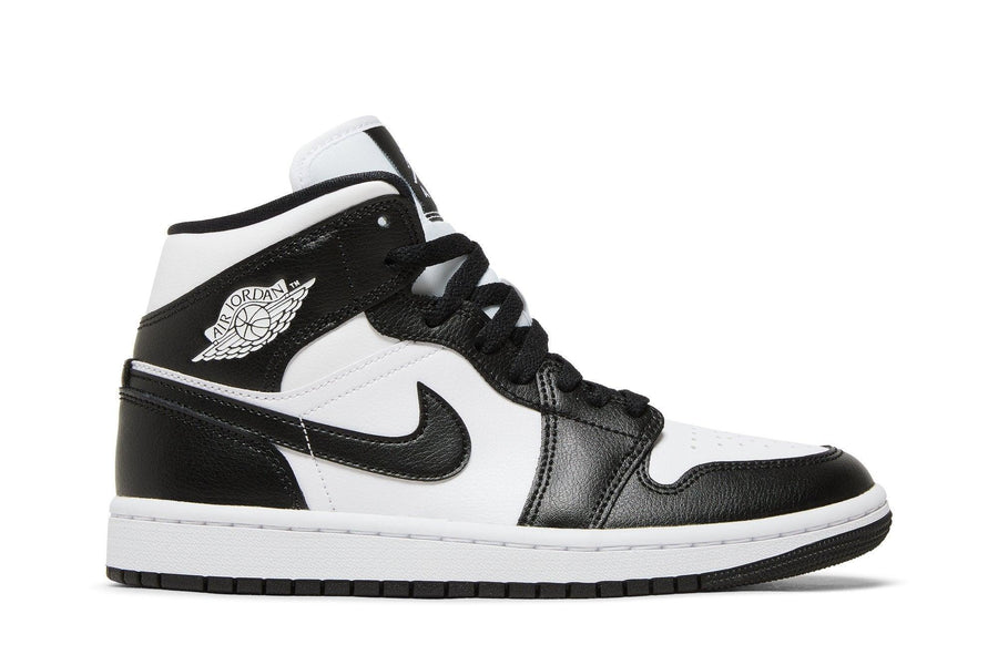 Vista traseira do Jordan Nike Air Jordan 1 Mid Panda mostrando calcanheira e detalhes do solado