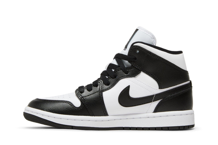 Vista lateral do Jordan Nike Air Jordan 1 Mid Panda mostrando design do cabedal e logo da marca