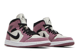 Vista frontal do Jordan Nike Air Jordan 1 Mid SE Berry Pink mostrando biqueira e costuras