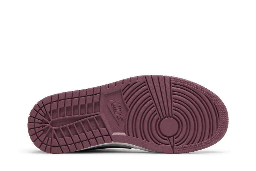 Vista traseira do Jordan Nike Air Jordan 1 Mid SE Berry Pink mostrando calcanheira e detalhes do solado
