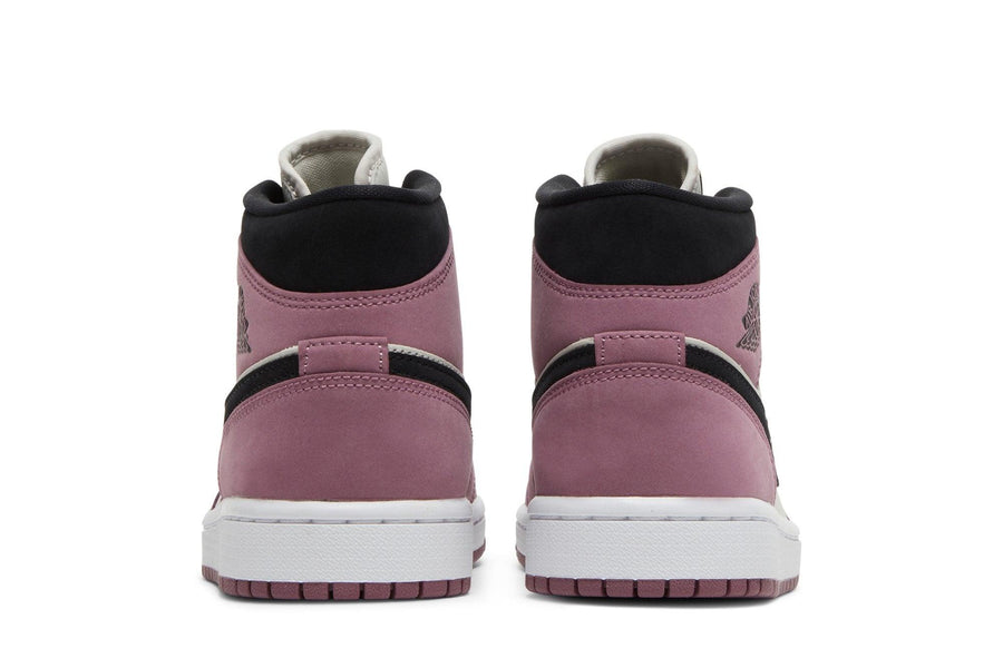 Vista superior do Jordan Nike Air Jordan 1 Mid SE Berry Pink mostrando abertura, lingueta e cadarços