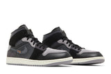 Vista frontal do Jordan Nike Air Jordan 1 Mid SE Craft Inside Out Black mostrando biqueira e costuras