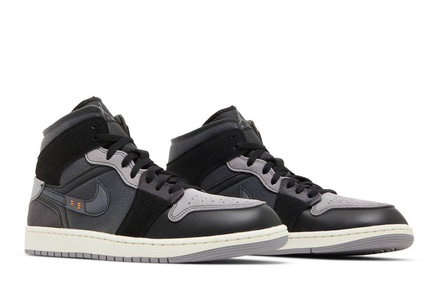 Vista frontal do Jordan Nike Air Jordan 1 Mid SE Craft Inside Out Black mostrando biqueira e costuras