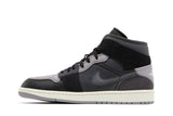 Vista lateral do Jordan Nike Air Jordan 1 Mid SE Craft Inside Out Black mostrando design do cabedal e logo da marca
