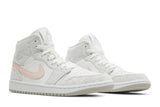 Vista frontal do Jordan Nike Air Jordan 1 Mid SE Light Iron Ore mostrando biqueira e costuras