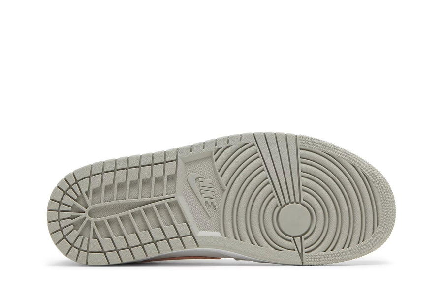 Vista traseira do Jordan Nike Air Jordan 1 Mid SE Light Iron Ore mostrando calcanheira e detalhes do solado