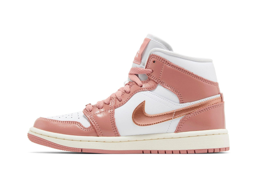 Vista lateral do Jordan Nike Air Jordan 1 Mid SE Red Stardust White mostrando design do cabedal e logo da marca