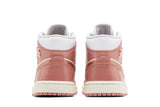 Vista superior do Jordan Nike Air Jordan 1 Mid SE Red Stardust White mostrando abertura, lingueta e cadarços