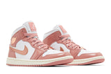 Vista frontal do Jordan Nike Air Jordan 1 Mid SE Red Stardust White mostrando biqueira e costuras