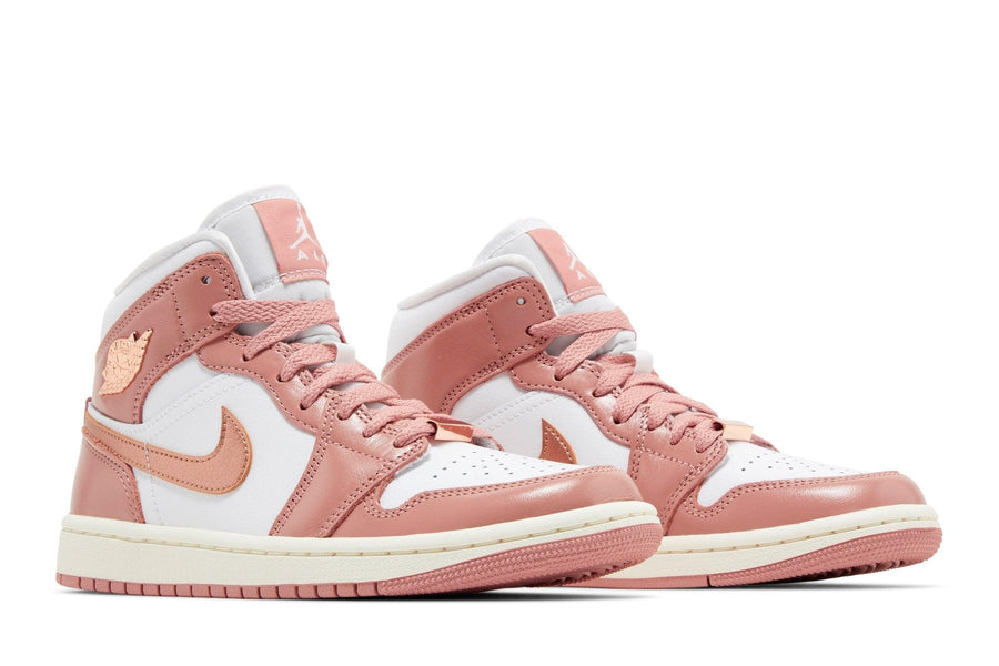 Vista frontal do Jordan Nike Air Jordan 1 Mid SE Red Stardust White mostrando biqueira e costuras