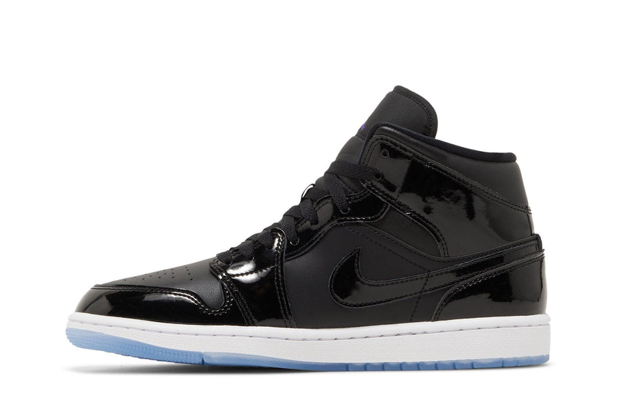 Vista lateral do Jordan Nike Air Jordan 1 Mid SE Space Jam Preto ou mostrando design do cabedal e logo da marca