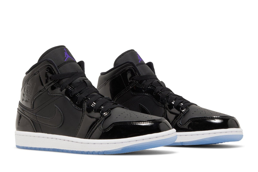 Vista frontal do Jordan Nike Air Jordan 1 Mid SE Space Jam Preto ou mostrando biqueira e costuras