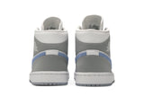 Vista superior do Jordan Nike Air Jordan 1 Mid Wolf Grey mostrando abertura, lingueta e cadarços