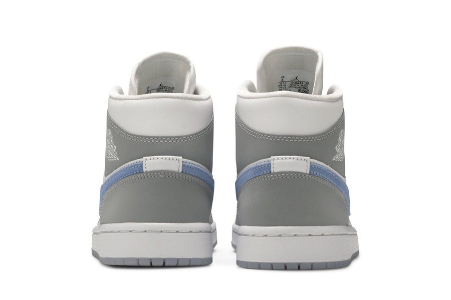 Vista superior do Jordan Nike Air Jordan 1 Mid Wolf Grey mostrando abertura, lingueta e cadarços