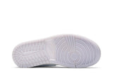Vista traseira do Jordan Nike Air Jordan 1 Mid Wolf Grey mostrando calcanheira e detalhes do solado