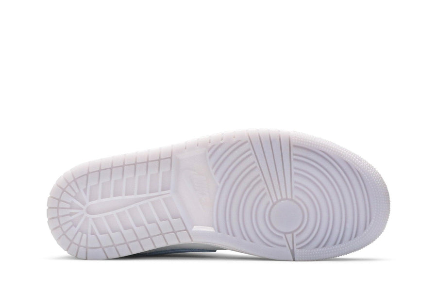 Vista traseira do Jordan Nike Air Jordan 1 Mid Wolf Grey mostrando calcanheira e detalhes do solado