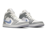 Vista frontal do Jordan Nike Air Jordan 1 Mid Wolf Grey mostrando biqueira e costuras