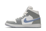 Vista lateral do Jordan Nike Air Jordan 1 Mid Wolf Grey mostrando design do cabedal e logo da marca