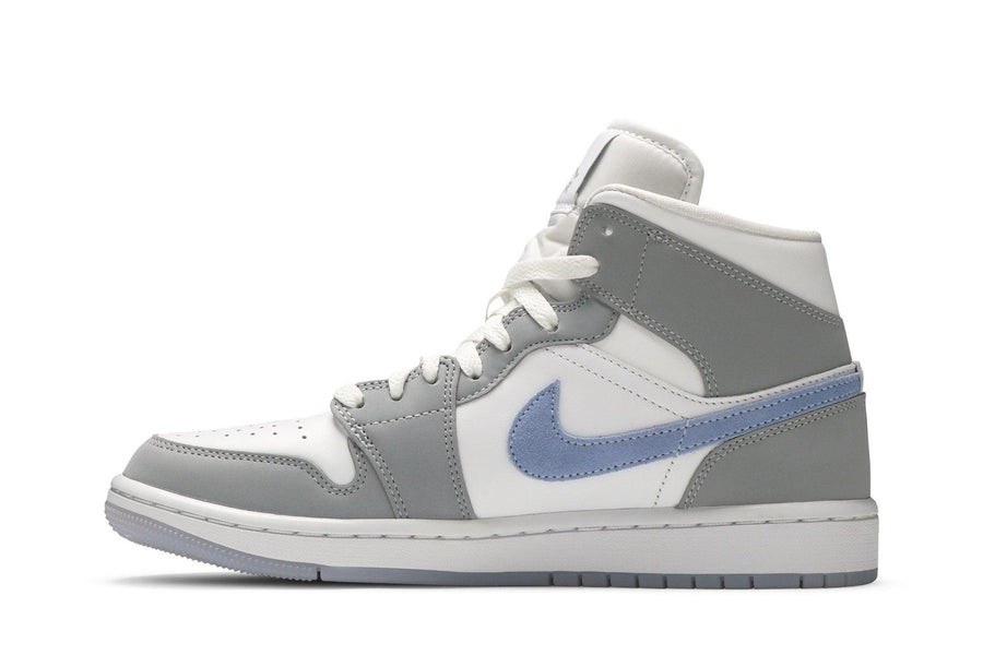Vista lateral do Jordan Nike Air Jordan 1 Mid Wolf Grey mostrando design do cabedal e logo da marca