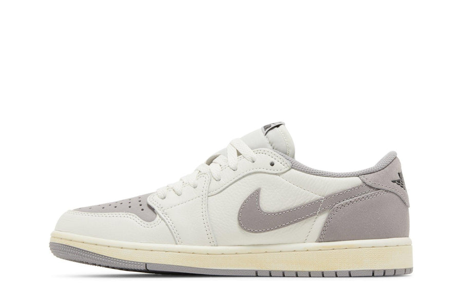 Vista lateral do Jordan Nike Air Jordan 1 Retro Low OG 'Atmosphere Grey' mostrando design do cabedal e logo da marca