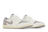 Vista frontal do Jordan Nike Air Jordan 1 Retro Low OG 'Atmosphere Grey' mostrando biqueira e costuras