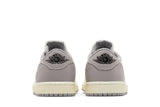 Vista superior do Jordan Nike Air Jordan 1 Retro Low OG 'Atmosphere Grey' mostrando abertura, lingueta e cadarços