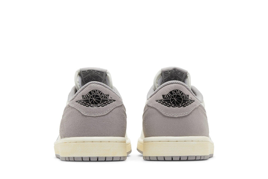 Vista superior do Jordan Nike Air Jordan 1 Retro Low OG 'Atmosphere Grey' mostrando abertura, lingueta e cadarços
