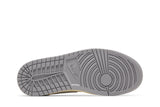 Vista traseira do Jordan Nike Air Jordan 1 Retro Low OG 'Atmosphere Grey' mostrando calcanheira e detalhes do solado