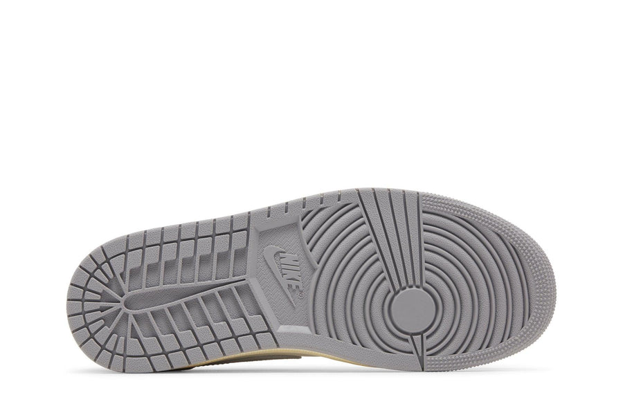 Vista traseira do Jordan Nike Air Jordan 1 Retro Low OG 'Atmosphere Grey' mostrando calcanheira e detalhes do solado