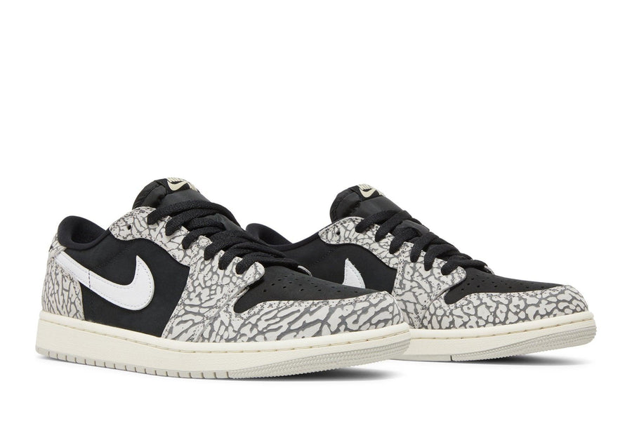 Vista frontal do Jordan Nike Air Jordan 1 Retro Low OG 'Black Cement' mostrando biqueira e costuras