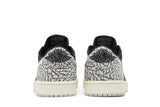 Vista superior do Jordan Nike Air Jordan 1 Retro Low OG 'Black Cement' mostrando abertura, lingueta e cadarços