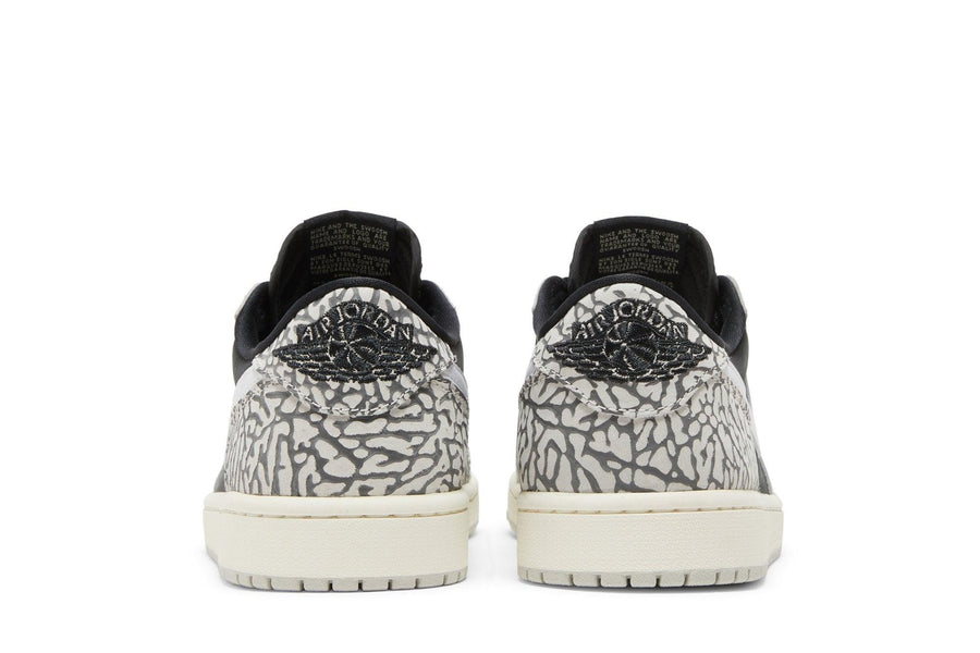 Vista superior do Jordan Nike Air Jordan 1 Retro Low OG 'Black Cement' mostrando abertura, lingueta e cadarços