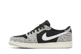 Vista lateral do Jordan Nike Air Jordan 1 Retro Low OG 'Black Cement' mostrando design do cabedal e logo da marca
