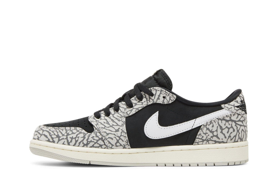 Vista lateral do Jordan Nike Air Jordan 1 Retro Low OG 'Black Cement' mostrando design do cabedal e logo da marca