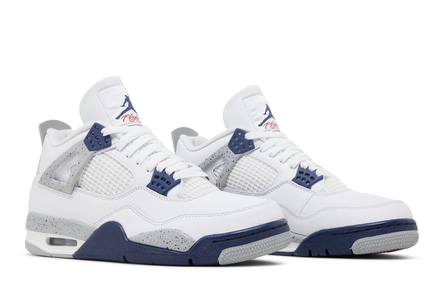 Vista frontal do Jordan Nike Air Jordan 4 Midnight Navy Branco/Azul mostrando biqueira e costuras
