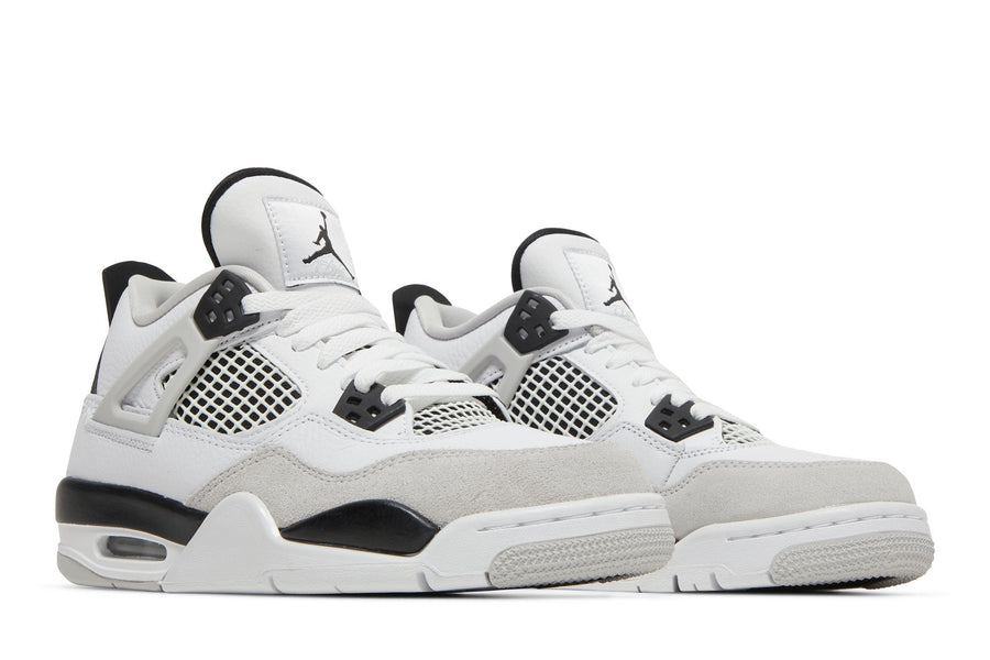 Vista traseira do Jordan Nike Air Jordan 4 Retro "Military Black" mostrando calcanheira e detalhes do solado