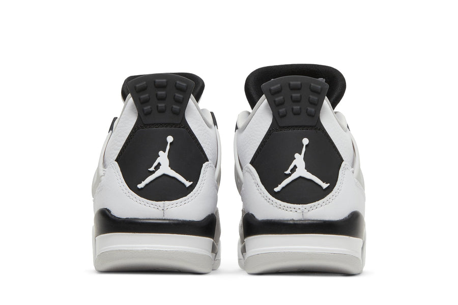 Vista frontal do Jordan Nike Air Jordan 4 Retro "Military Black" mostrando biqueira e costuras