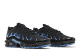 Vista frontal do Nike Air Max Plus Black University Blue mostrando biqueira e costuras