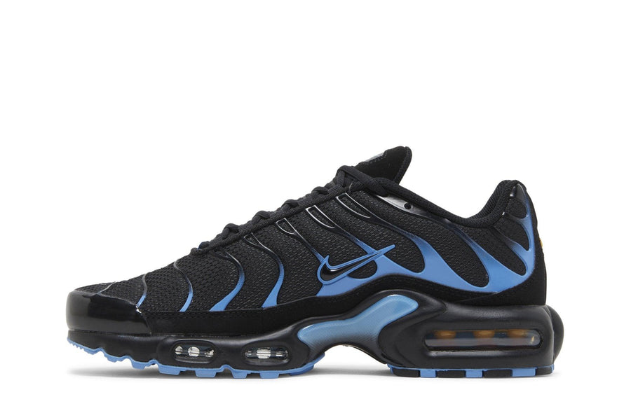 Vista lateral do Nike Air Max Plus Black University Blue mostrando design do cabedal e logo da marca