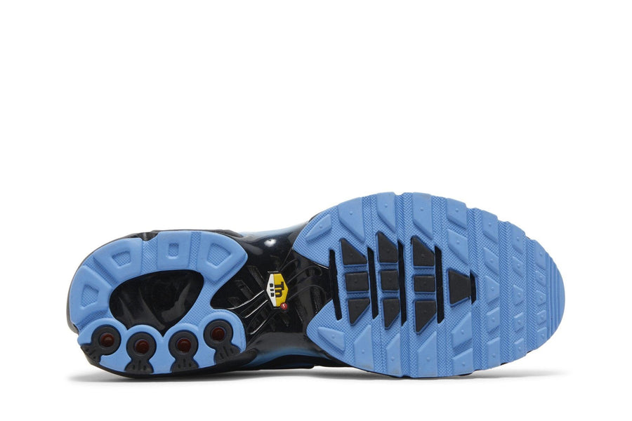 Vista traseira do Nike Air Max Plus Black University Blue mostrando calcanheira e detalhes do solado