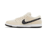 Vista lateral do Nike Albino & Preto x Nike SB Dunk Low Pearl White mostrando design do cabedal e logo da marca