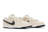 Vista frontal do Nike Albino & Preto x Nike SB Dunk Low Pearl White mostrando biqueira e costuras