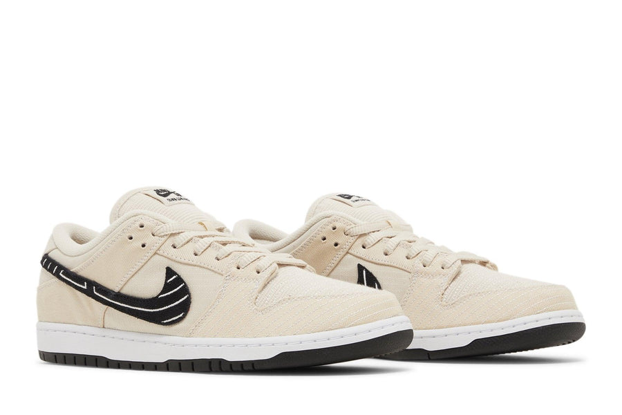 Vista frontal do Nike Albino & Preto x Nike SB Dunk Low Pearl White mostrando biqueira e costuras