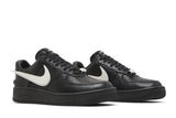 Vista frontal do Nike Ambush x Nike Air Force 1 Low Black mostrando biqueira e costuras