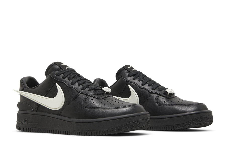 Vista frontal do Nike Ambush x Nike Air Force 1 Low Black mostrando biqueira e costuras